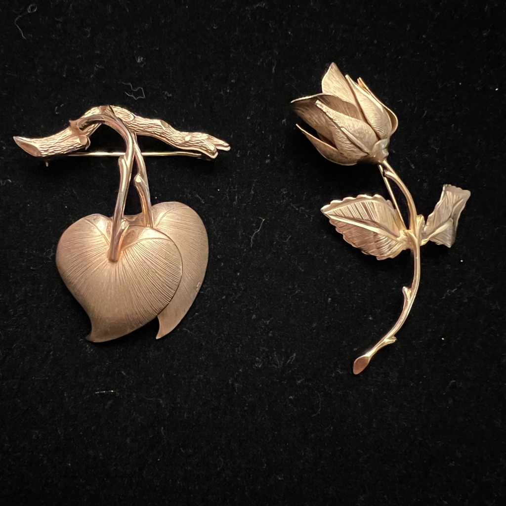 Pair Of Vintage Giovanni Gold Pins Brooches 40$